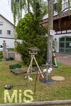 06.05.2026, Freinacht-Streiche in Bad Wörishofen (Unterallgäu), am Maibaum am Guggerhaus haben sich etliche Utensilien aus der ganzen Nachbarschaft versammelt, den unbekannte in der Freinacht verzogen haben. Eine süddeutsche Tradition in der Nacht vom 30.4. auf 1.Mai, Jugendliche treiben Schabernack und verstecken Gegenstände. Hier sind es Besen, Giesskanne, Strassenpfosten, Holzpalette, Hasenfiguren, Vogelhäuschen, Gartentisch und anderes.