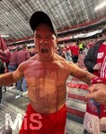 06.05.2026, Fussball UEFA Championsleague 2025/2026: Halbfinale Rückpiel,  FC Bayern München - Paris St. Germain, in der Allianz-Arena München, Bayern Fan Csaba (Bayern München)  feiert mit nacktem Oberkörper, Europa Pokal hat er sich auf den Oberkörper geschrieben.
  

