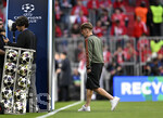 06.05.2026, Fussball UEFA Championsleague 2025/2026: Halbfinale Rückpiel,  FC Bayern München - Paris St. Germain, in der Allianz-Arena München, Lennart Karl (FC Bayern München) geht zum Bogen
  

