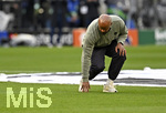 06.05.2026, Fussball UEFA Championsleague 2025/2026: Halbfinale Rückpiel,  FC Bayern München - Paris St. Germain, in der Allianz-Arena München, Trainer Vincent Kompany (FC Bayern München) testet den Rasen
  

