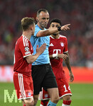 06.05.2026, Fussball UEFA Championsleague 2025/2026: Halbfinale Rückpiel,  FC Bayern München - Paris St. Germain, in der Allianz-Arena München, Schiedsrichter Joao Pinheiro (Portugal) pfeift nicht, Joshua Kimmich (FC Bayern München) diskutiert mit ihm und Luis Diaz (FC Bayern München)   
  

