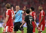 06.05.2026, Fussball UEFA Championsleague 2025/2026: Halbfinale Rückpiel,  FC Bayern München - Paris St. Germain, in der Allianz-Arena München, Schiedsrichter Joao Pinheiro (Portugal) pfeift, v.l. Harry Kane (FC Bayern München), Schiedsrichter Joao Pinheiro (Portugal) , Vitinha (FC Paris Saint-Germain), Luis Diaz (FC Bayern München) und Jonathan Tah (FC Bayern München) 
  

