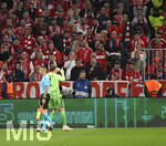 06.05.2026, Fussball UEFA Championsleague 2025/2026: Halbfinale Rückpiel,  FC Bayern München - Paris St. Germain, in der Allianz-Arena München, Die Fans schmeissen Gegenstände auf das Spielfeld, Torwart Manuel Neuer (FC Bayern München) beruhigt die Fans
  

