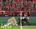 06.05.2026, Fussball UEFA Championsleague 2025/2026: Halbfinale Rückpiel,  FC Bayern München - Paris St. Germain, in der Allianz-Arena München, Die Fans schmeissen Gegenstände auf das Spielfeld, ein Ordner sammel es auf
  

