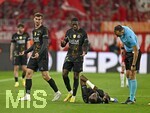 06.05.2026, Fussball UEFA Championsleague 2025/2026: Halbfinale Rückpiel,  FC Bayern München - Paris St. Germain, in der Allianz-Arena München, Willian Pacho (FC Paris Saint-Germain) am Boden, der Schiedsrichter Joao Pinheiro (Portugal) erkundingt sich nach dem Befinden
  

