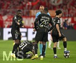 06.05.2026, Fussball UEFA Championsleague 2025/2026: Halbfinale Rückpiel,  FC Bayern München - Paris St. Germain, in der Allianz-Arena München, Willian Pacho (FC Paris Saint-Germain) am Boden, der Schiedsrichter Joao Pinheiro (Portugal) erkundingt sich nach dem Befinden
  

