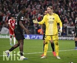 06.05.2026, Fussball UEFA Championsleague 2025/2026: Halbfinale Rückpiel,  FC Bayern München - Paris St. Germain, in der Allianz-Arena München, v.l. Willian Pacho (FC Paris Saint-Germain) und Torwart Matvey Safonov (FC Paris Saint-Germain) klatschen ab.
  

