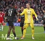 06.05.2026, Fussball UEFA Championsleague 2025/2026: Halbfinale Rückpiel,  FC Bayern München - Paris St. Germain, in der Allianz-Arena München, v.l. Willian Pacho (FC Paris Saint-Germain) und Torwart Matvey Safonov (FC Paris Saint-Germain) klatschen ab.
  

