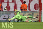 06.05.2026, Fussball UEFA Championsleague 2025/2026: Halbfinale Rückpiel,  FC Bayern München - Paris St. Germain, in der Allianz-Arena München, Torwart Manuel Neuer (FC Bayern München) hechtet dem Ball hinterher.
  

