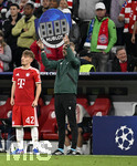 06.05.2026, Fussball UEFA Championsleague 2025/2026: Halbfinale Rückpiel,  FC Bayern München - Paris St. Germain, in der Allianz-Arena München, v.l. Lennart Karl (FC Bayern München) steht kurz vor seiner Einwechslung.
  


