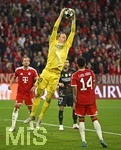 06.05.2026, Fussball UEFA Championsleague 2025/2026: Halbfinale Rückpiel,  FC Bayern München - Paris St. Germain, in der Allianz-Arena München, Torwart Matvey Safonov (FC Paris Saint-Germain) fängt den Ball sicher,
  

