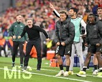 06.05.2026, Fussball UEFA Championsleague 2025/2026: Halbfinale Rückpiel,  FC Bayern München - Paris St. Germain, in der Allianz-Arena München, Trainer Luis Enrique (FC Paris Saint-Germain) und die ganzen Ersatzspieler stehen Kopf.
  

