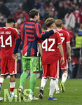 06.05.2026, Fussball UEFA Championsleague 2025/2026: Halbfinale Rückpiel,  FC Bayern München - Paris St. Germain, in der Allianz-Arena München, Die Bayern Spieler sind nach dem Spiel enttäuscht und verlassen das Stadion. v.l. Luis Diaz (FC Bayern München), Torwart Jonas Urbig (FC Bayern München) und Lennart Karl (FC Bayern München) 
  

