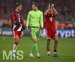 06.05.2026, Fussball UEFA Championsleague 2025/2026: Halbfinale Rückpiel,  FC Bayern München - Paris St. Germain, in der Allianz-Arena München, Die Bayern Spieler sind nach dem Spiel enttäuscht , v.l. Josip Stanisic (Bayern München), Torwart Manuel Neuer (FC Bayern München) und Aleksandar Pavlovic (FC Bayern München) 
  

