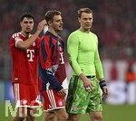 06.05.2026, Fussball UEFA Championsleague 2025/2026: Halbfinale Rückpiel,  FC Bayern München - Paris St. Germain, in der Allianz-Arena München, Die Bayern Spieler sind nach dem Spiel enttäuscht v.l. Aleksandar Pavlovic (FC Bayern München), Josip Stanisic (Bayern München) und Torwart Manuel Neuer (FC Bayern München) 
  

