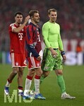 06.05.2026, Fussball UEFA Championsleague 2025/2026: Halbfinale Rückpiel,  FC Bayern München - Paris St. Germain, in der Allianz-Arena München, Die Bayern Spieler sind nach dem Spiel enttäuscht , v.l. Aleksandar Pavlovic (FC Bayern München), Josip Stanisic (Bayern München) und Torwart Manuel Neuer (FC Bayern München)  
  

