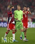 06.05.2026, Fussball UEFA Championsleague 2025/2026: Halbfinale Rückpiel,  FC Bayern München - Paris St. Germain, in der Allianz-Arena München, Die Bayern Spieler sind nach dem Spiel enttäuscht , v.l. Josip Stanisic (Bayern München), Torwart Manuel Neuer (FC Bayern München) und Aleksandar Pavlovic (FC Bayern München) 
  

