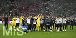 06.05.2026, Fussball UEFA Championsleague 2025/2026: Halbfinale Rückpiel,  FC Bayern München - Paris St. Germain, in der Allianz-Arena München, Die Pariser Spieler feiern mit ihrem Trainer Luis Enrique (FC Paris Saint-Germain) und Nasser Ghanim Al-Khelaifi (re, Paris) 

