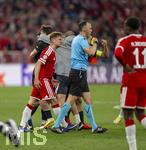 06.05.2026, Fussball UEFA Championsleague 2025/2026: Halbfinale Rückpiel,  FC Bayern München - Paris St. Germain, in der Allianz-Arena München, li:  Joshua Kimmich (FC Bayern München) geht nach dem Schlusspfiff wütend auf den Schiedsrichter Joao Pinheiro (POR) los. Der zeigt ihm noch die gelbe Karte 