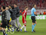 06.05.2026, Fussball UEFA Championsleague 2025/2026: Halbfinale Rückpiel,  FC Bayern München - Paris St. Germain, in der Allianz-Arena München, 2.v.re:  Joshua Kimmich (FC Bayern München) geht nach dem Schlusspfiff wütend auf den Schiedsrichter Joao Pinheiro (POR) los. Der zeigt ihm noch die gelbe Karte 