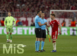 06.05.2026, Fussball UEFA Championsleague 2025/2026: Halbfinale Rückpiel,  FC Bayern München - Paris St. Germain, in der Allianz-Arena München, Trot Wut im Bauch, Joshua Kimmich (re, FC Bayern München) gibt dem Schiedsrichter Joao Pinheiro (li, POR) die Hand  nach dem Spiel.