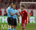 06.05.2026, Fussball UEFA Championsleague 2025/2026: Halbfinale Rückpiel,  FC Bayern München - Paris St. Germain, in der Allianz-Arena München, Trot Wut im Bauch, Joshua Kimmich (re, FC Bayern München) gibt dem Schiedsrichter Joao Pinheiro (li, POR) die Hand  nach dem Spiel.