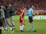 06.05.2026, Fussball UEFA Championsleague 2025/2026: Halbfinale Rückpiel,  FC Bayern München - Paris St. Germain, in der Allianz-Arena München, 2.v.re:  Joshua Kimmich (FC Bayern München) geht nach dem Schlusspfiff wütend auf den Schiedsrichter Joao Pinheiro (POR) los. Der zeigt ihm noch die gelbe Karte 
