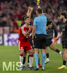 06.05.2026, Fussball UEFA Championsleague 2025/2026: Halbfinale Rückpiel,  FC Bayern München - Paris St. Germain, in der Allianz-Arena München, li:  Joshua Kimmich (FC Bayern München) geht nach dem Schlusspfiff wütend auf den Schiedsrichter Joao Pinheiro (POR) los. Der zeigt ihm noch die gelbe Karte 