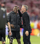 06.05.2026, Fussball UEFA Championsleague 2025/2026: Halbfinale Rückpiel,  FC Bayern München - Paris St. Germain, in der Allianz-Arena München, Jubei bei Trainer Luis Enrique (FC Paris Saint-Germain) nach dem Sieg mit Nuno Mendes (FC Paris Saint-Germain) 