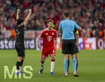 06.05.2026, Fussball UEFA Championsleague 2025/2026: Halbfinale Rückpiel,  FC Bayern München - Paris St. Germain, in der Allianz-Arena München, mitte: Joshua Kimmich (FC Bayern München) geht nach dem Schlusspfiff wütend auf den Schiedsrichter Joao Pinheiro (POR) los.