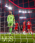 06.05.2026, Fussball UEFA Championsleague 2025/2026: Halbfinale Rückpiel,  FC Bayern München - Paris St. Germain, in der Allianz-Arena München, Torwart Manuel Neuer (FC Bayern München), Dayot Upamecano (FC Bayern München), Jonathan Tah (FC Bayern München), Aleksandar Pavlovic (Bayern München)  frustriert.