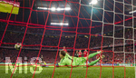 06.05.2026, Fussball UEFA Championsleague 2025/2026: Halbfinale Rückpiel,  FC Bayern München - Paris St. Germain, in der Allianz-Arena München, Torwart Manuel Neuer (FC Bayern München) hechtet zum Ball.