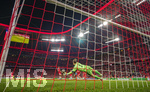 06.05.2026, Fussball UEFA Championsleague 2025/2026: Halbfinale Rückpiel,  FC Bayern München - Paris St. Germain, in der Allianz-Arena München, Torwart Manuel Neuer (FC Bayern München) hechtet zum Ball.