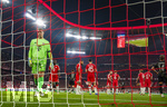 06.05.2026, Fussball UEFA Championsleague 2025/2026: Halbfinale Rückpiel,  FC Bayern München - Paris St. Germain, in der Allianz-Arena München, v.li: Torwart Manuel Neuer (FC Bayern München), Dayot Upamecano (FC Bayern München), Jonathan Tah (FC Bayern München), Aleksandar Pavlovic (Bayern München), Hiroki Ito (FC Bayern München), Joshua Kimmich (FC Bayern München), frustriert.