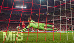 06.05.2026, Fussball UEFA Championsleague 2025/2026: Halbfinale Rückpiel,  FC Bayern München - Paris St. Germain, in der Allianz-Arena München, Torwart Manuel Neuer (FC Bayern München) hechtet zum Ball.
