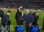 06.05.2026, Fussball UEFA Championsleague 2025/2026: Halbfinale Rückpiel,  FC Bayern München - Paris St. Germain, in der Allianz-Arena München, PSG-Eigner und Vorstandsvorsitzender Nasser Ghanim Al-Khelaifi (mitte, PSG) winkt nach dem Spiel überglücklich den Fans bei CANAL Plus, dem TV-Sender aus Frankreich. re: TV-Experte David Ginola (Ex-Fussballer FRA) 
