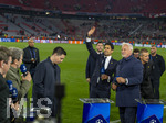 06.05.2026, Fussball UEFA Championsleague 2025/2026: Halbfinale Rückpiel,  FC Bayern München - Paris St. Germain, in der Allianz-Arena München, PSG-Eigner und Vorstandsvorsitzender Nasser Ghanim Al-Khelaifi (mitte, PSG) winkt nach dem Spiel überglücklich den Fans bei CANAL Plus, dem TV-Sender aus Frankreich. re: TV-Experte David Ginola (Ex-Fussballer FRA) 