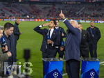 06.05.2026, Fussball UEFA Championsleague 2025/2026: Halbfinale Rückpiel,  FC Bayern München - Paris St. Germain, in der Allianz-Arena München, PSG-Eigner und Vorstandsvorsitzender Nasser Ghanim Al-Khelaifi (mitte, PSG) winkt nach dem Spiel überglücklich den Fans bei CANAL Plus, dem TV-Sender aus Frankreich. re: TV-Experte David Ginola (Ex-Fussballer FRA) 