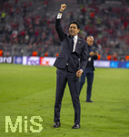 06.05.2026, Fussball UEFA Championsleague 2025/2026: Halbfinale Rückpiel,  FC Bayern München - Paris St. Germain, in der Allianz-Arena München, PSG-Eigner und Vorstandsvorsitzender Nasser Ghanim Al-Khelaifi (PSG) bedankt sich nach dem Spiel überglücklich bei den jubelnden Pariser Fans.
