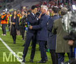 06.05.2026, Fussball UEFA Championsleague 2025/2026: Halbfinale Rückpiel,  FC Bayern München - Paris St. Germain, in der Allianz-Arena München, PSG-Eigner und Vorstandsvorsitzender Nasser Ghanim Al-Khelaifi (li, PSG) umarmt nach dem Spiel überglücklich bei CANAL Plus TV-Experte David Ginola (re, Ex-Fussballer FRA)
