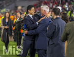 06.05.2026, Fussball UEFA Championsleague 2025/2026: Halbfinale Rückpiel,  FC Bayern München - Paris St. Germain, in der Allianz-Arena München, PSG-Eigner und Vorstandsvorsitzender Nasser Ghanim Al-Khelaifi (li, PSG) umarmt nach dem Spiel überglücklich bei CANAL Plus TV-Experte David Ginola (re, Ex-Fussballer FRA)