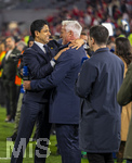 06.05.2026, Fussball UEFA Championsleague 2025/2026: Halbfinale Rückpiel,  FC Bayern München - Paris St. Germain, in der Allianz-Arena München, PSG-Eigner und Vorstandsvorsitzender Nasser Ghanim Al-Khelaifi (li, PSG) umarmt nach dem Spiel überglücklich bei CANAL Plus TV-Experte David Ginola (re, Ex-Fussballer FRA)
