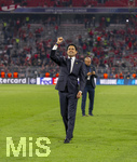 06.05.2026, Fussball UEFA Championsleague 2025/2026: Halbfinale Rückpiel,  FC Bayern München - Paris St. Germain, in der Allianz-Arena München, PSG-Eigner und Vorstandsvorsitzender Nasser Ghanim Al-Khelaifi (PSG) bedankt sich nach dem Spiel überglücklich bei den jubelnden Pariser Fans.