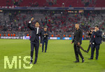 06.05.2026, Fussball UEFA Championsleague 2025/2026: Halbfinale Rückpiel,  FC Bayern München - Paris St. Germain, in der Allianz-Arena München, PSG-Eigner und Vorstandsvorsitzender Nasser Ghanim Al-Khelaifi (li, PSG) bedankt sich nach dem Spiel überglücklich bei den jubelnden Pariser Fans.