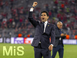 06.05.2026, Fussball UEFA Championsleague 2025/2026: Halbfinale Rückpiel,  FC Bayern München - Paris St. Germain, in der Allianz-Arena München, PSG-Eigner und Vorstandsvorsitzender Nasser Ghanim Al-Khelaifi (PSG) bedankt sich nach dem Spiel überglücklich bei den jubelnden Pariser Fans.