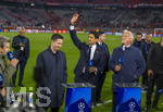 06.05.2026, Fussball UEFA Championsleague 2025/2026: Halbfinale Rückpiel,  FC Bayern München - Paris St. Germain, in der Allianz-Arena München, PSG-Eigner und Vorstandsvorsitzender Nasser Ghanim Al-Khelaifi (mitte, PSG) winkt nach dem Spiel überglücklich den Fans bei CANAL Plus, dem TV-Sender aus Frankreich. re: TV-Experte David Ginola (Ex-Fussballer FRA) 