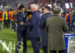 06.05.2026, Fussball UEFA Championsleague 2025/2026: Halbfinale Rückpiel,  FC Bayern München - Paris St. Germain, in der Allianz-Arena München, PSG-Eigner und Vorstandsvorsitzender Nasser Ghanim Al-Khelaifi (li, PSG) nach dem Spiel überglücklich bei CANAL Plus, dem TV-Sender aus Frankreich, shakehands mit TV-Experte David Ginola (re, Ex-Fussballer FRA)
