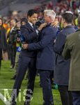 06.05.2026, Fussball UEFA Championsleague 2025/2026: Halbfinale Rückpiel,  FC Bayern München - Paris St. Germain, in der Allianz-Arena München, PSG-Eigner und Vorstandsvorsitzender Nasser Ghanim Al-Khelaifi (li, PSG) umarmt nach dem Spiel überglücklich bei CANAL Plus TV-Experte David Ginola (re, Ex-Fussballer FRA)