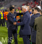 06.05.2026, Fussball UEFA Championsleague 2025/2026: Halbfinale Rückpiel,  FC Bayern München - Paris St. Germain, in der Allianz-Arena München, PSG-Eigner und Vorstandsvorsitzender Nasser Ghanim Al-Khelaifi (li, PSG) nach dem Spiel überglücklich bei CANAL Plus, dem TV-Sender aus Frankreich, shakehands mit TV-Experte David Ginola (re, Ex-Fussballer FRA)