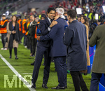 06.05.2026, Fussball UEFA Championsleague 2025/2026: Halbfinale Rückpiel,  FC Bayern München - Paris St. Germain, in der Allianz-Arena München, PSG-Eigner und Vorstandsvorsitzender Nasser Ghanim Al-Khelaifi (li, PSG) nach dem Spiel überglücklich bei CANAL Plus, dem TV-Sender aus Frankreich, shakehands mit TV-Experte David Ginola (re, Ex-Fussballer FRA)